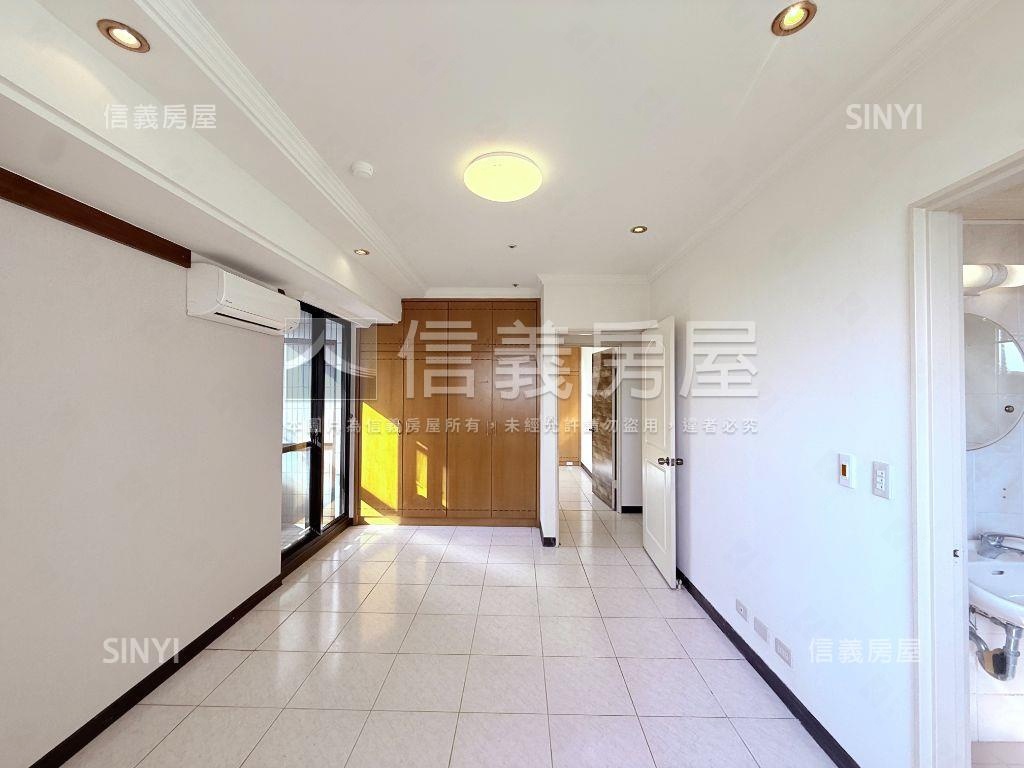 國泰英倫皇家三房車位房屋室內格局與周邊環境