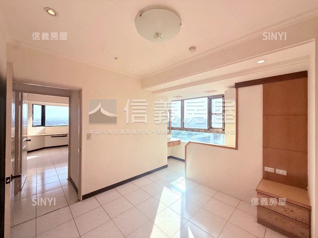 國泰英倫皇家三房車位房屋室內格局與周邊環境