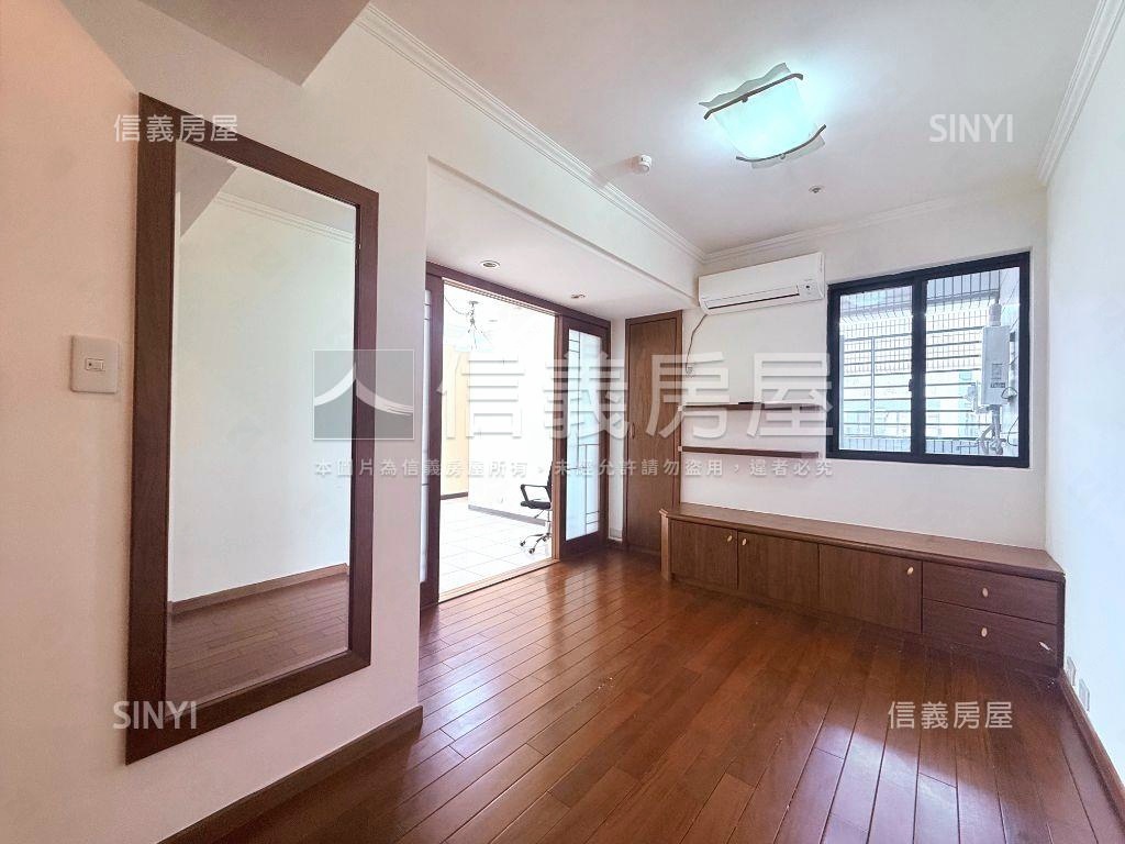 國泰英倫皇家三房車位房屋室內格局與周邊環境