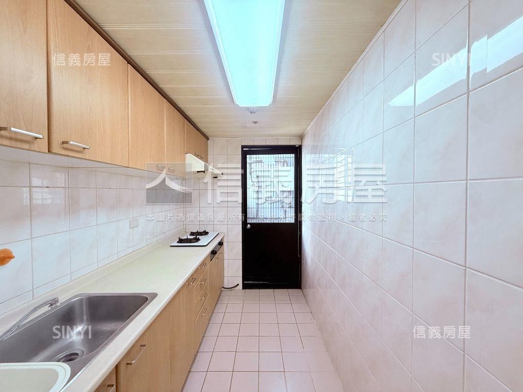 國泰英倫皇家三房車位房屋室內格局與周邊環境