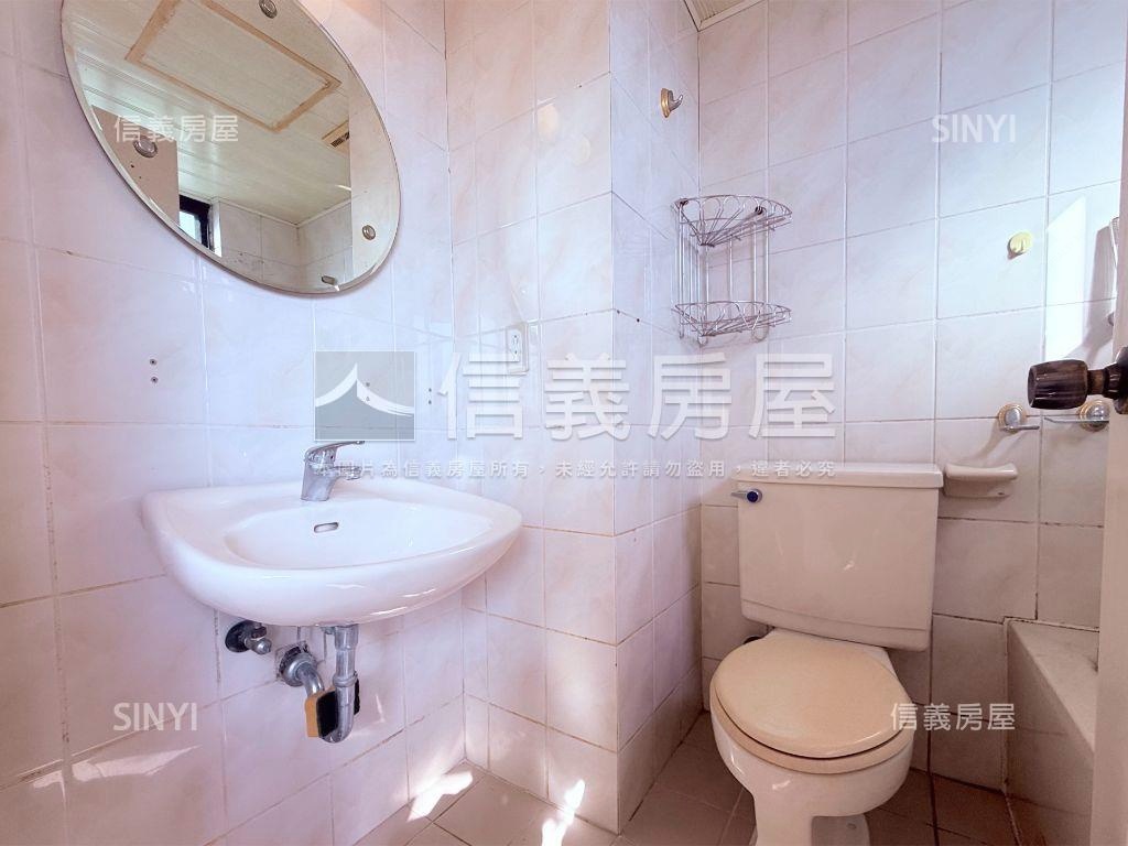 國泰英倫皇家三房車位房屋室內格局與周邊環境