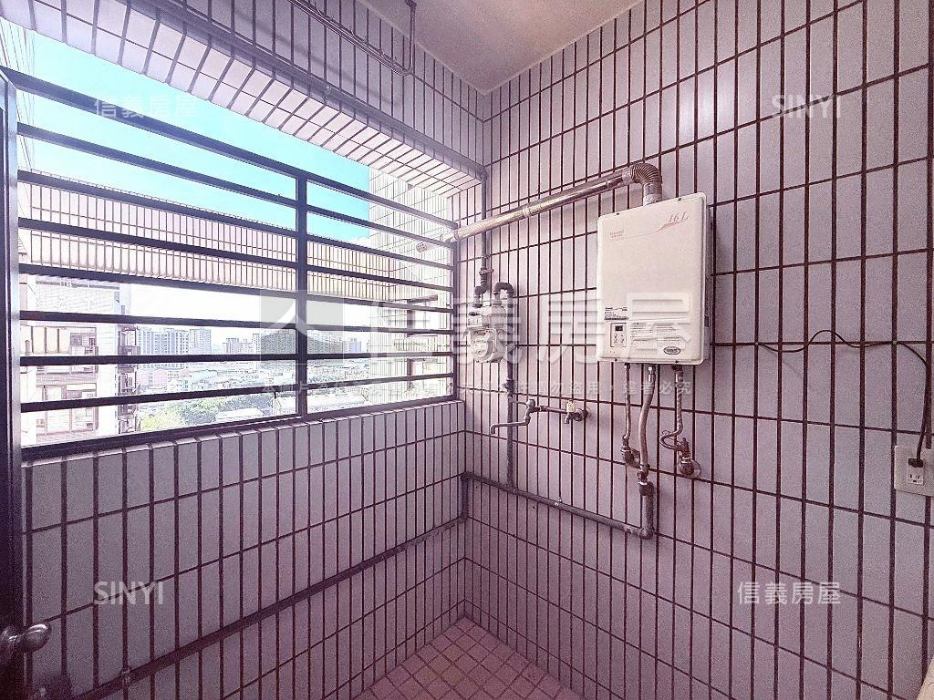 國泰英倫皇家三房車位房屋室內格局與周邊環境