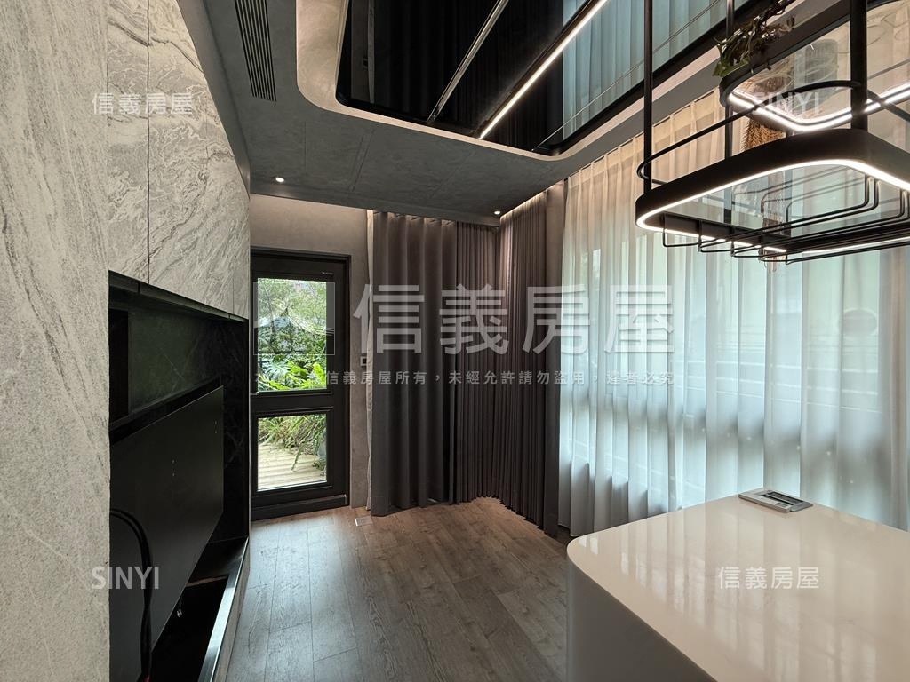 專任＞露臺。魔術空間美屋房屋室內格局與周邊環境