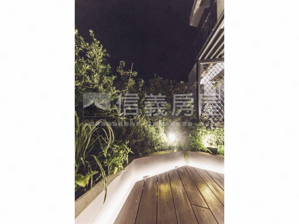 專任＞露臺。魔術空間美屋房屋室內格局與周邊環境