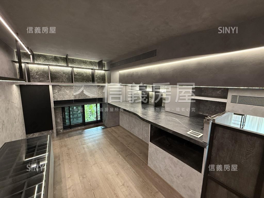 專任＞露臺。魔術空間美屋房屋室內格局與周邊環境