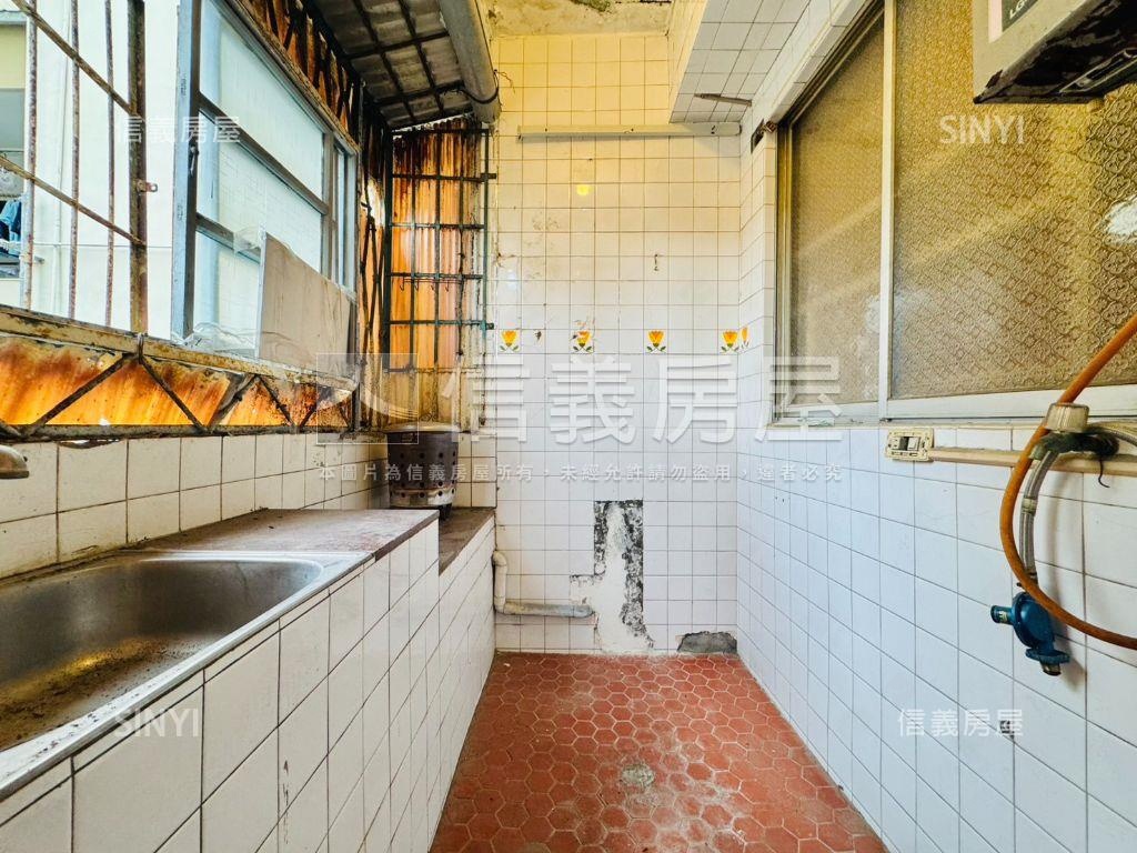 雙捷運潛力臨馬路公寓房屋室內格局與周邊環境