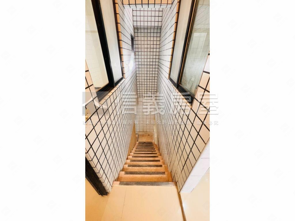 捷運邊間一樓大空間房屋室內格局與周邊環境