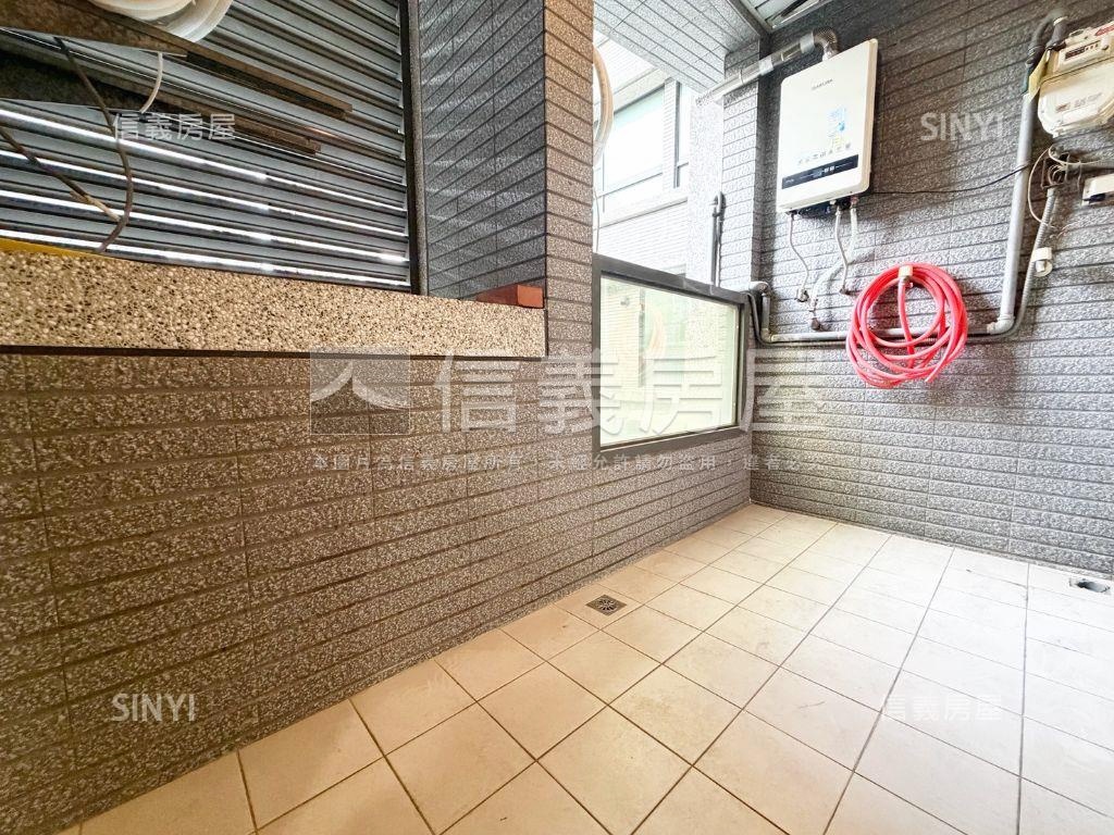 帥近向上市場有整理有露台房屋室內格局與周邊環境