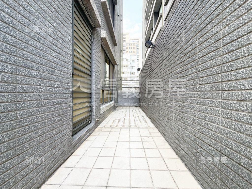 帥近向上市場有整理有露台房屋室內格局與周邊環境