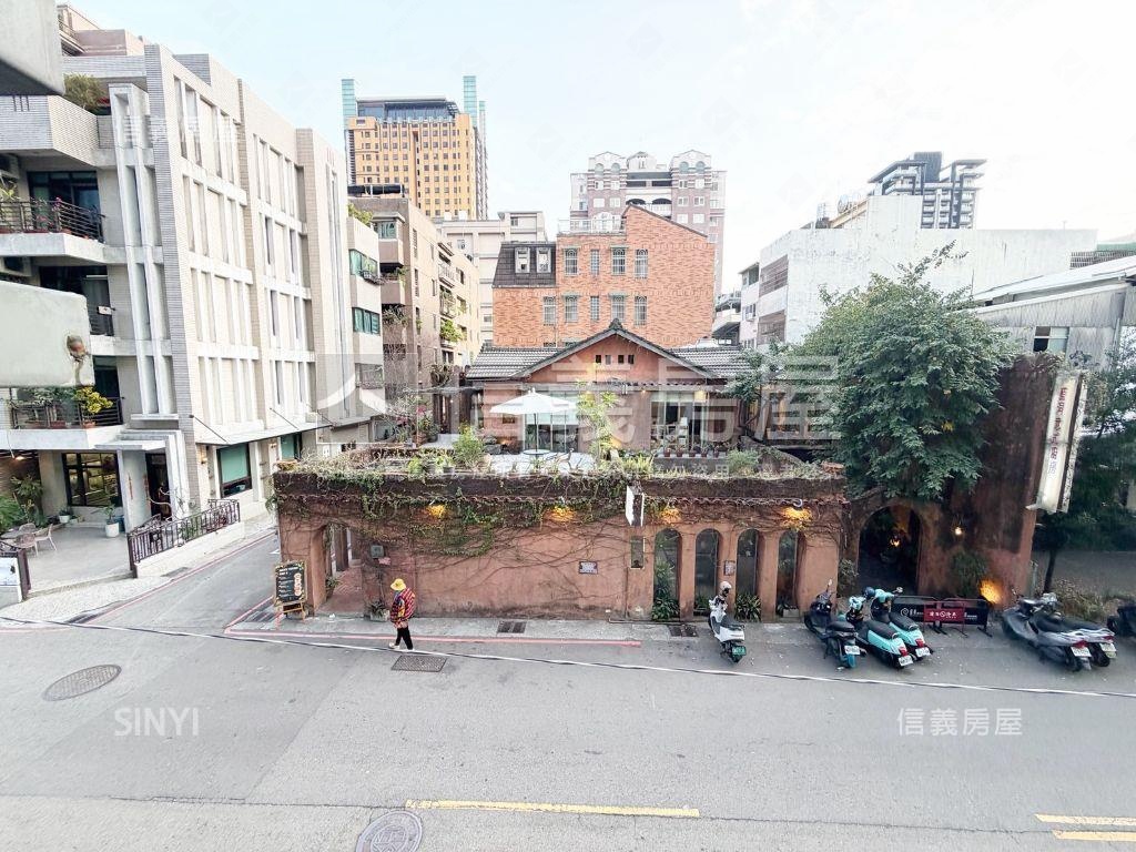 帥近向上市場有整理有露台房屋室內格局與周邊環境