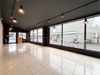 健康路醒目三角窗店面