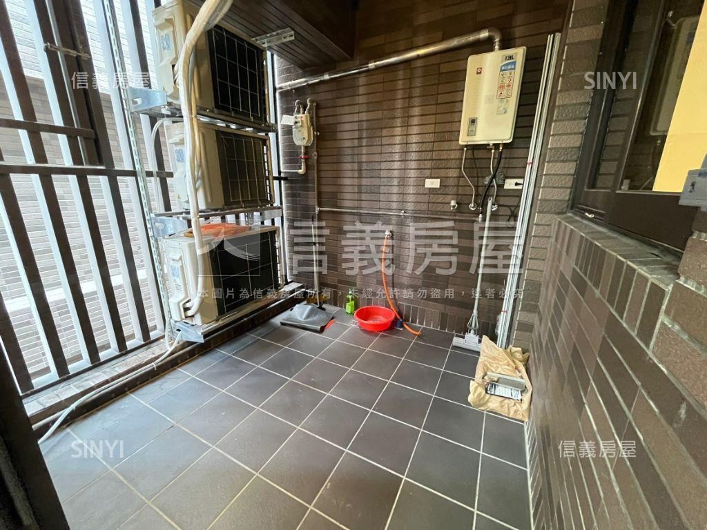 鴻廣新Ａ７兩房車位房屋室內格局與周邊環境