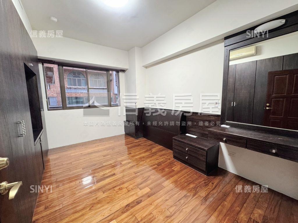 莊敬路上羅浮宮廷美妝三房房屋室內格局與周邊環境