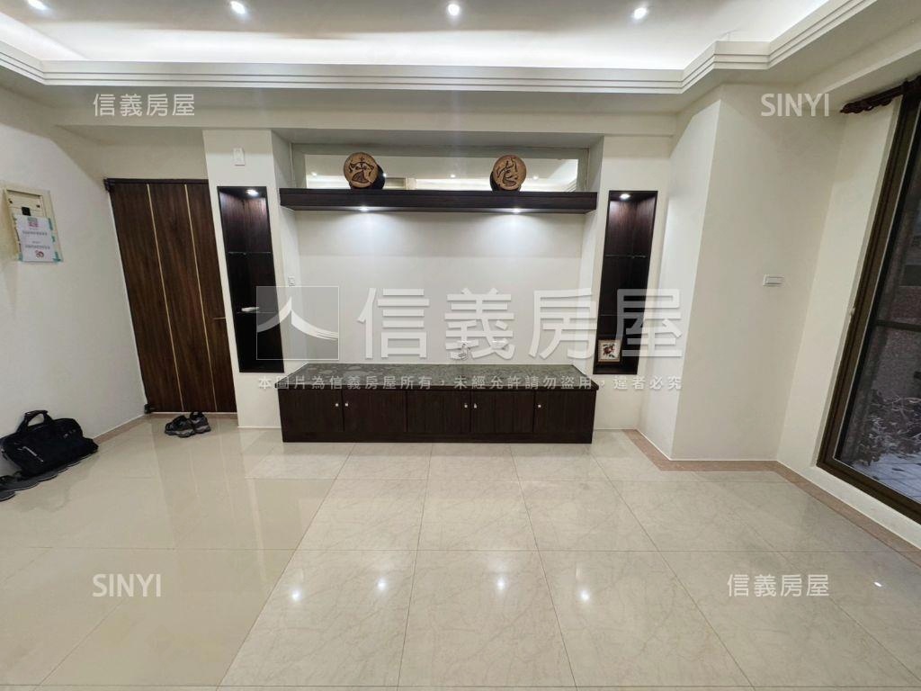 莊敬路上羅浮宮廷美妝三房房屋室內格局與周邊環境