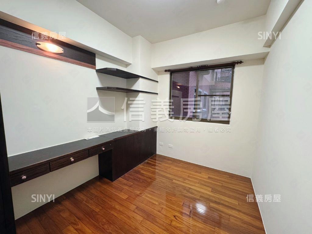 莊敬路上羅浮宮廷美妝三房房屋室內格局與周邊環境