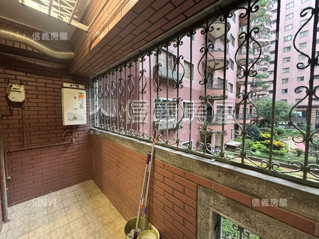 莊敬路上羅浮宮廷美妝三房房屋室內格局與周邊環境