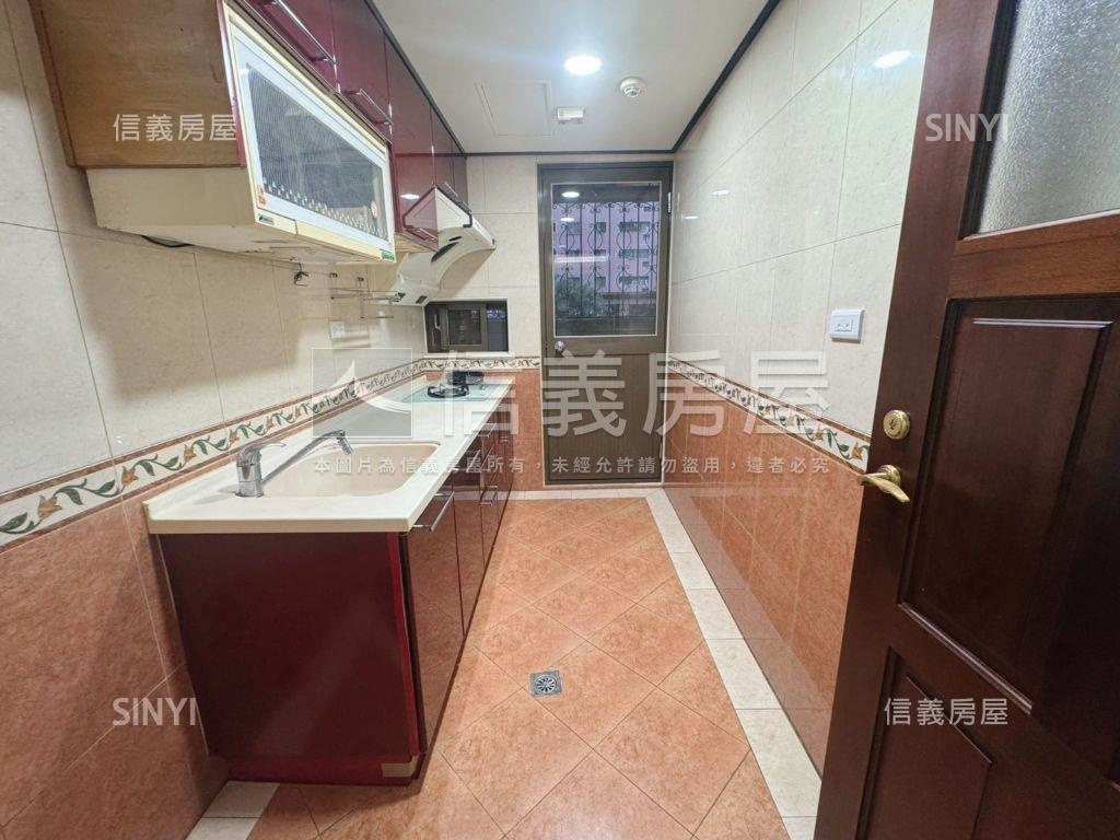 莊敬路上羅浮宮廷美妝三房房屋室內格局與周邊環境