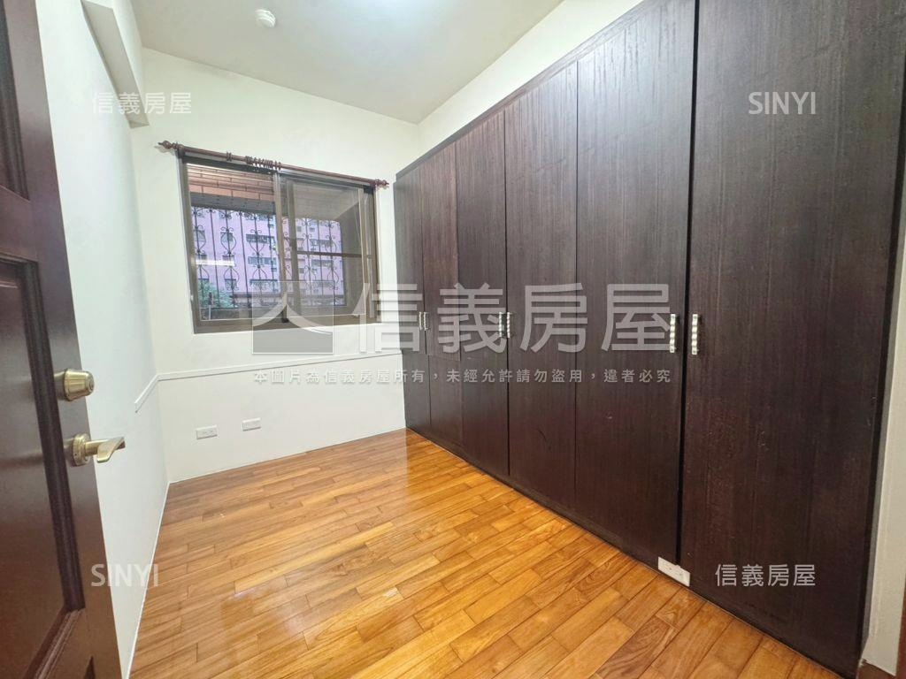 莊敬路上羅浮宮廷美妝三房房屋室內格局與周邊環境