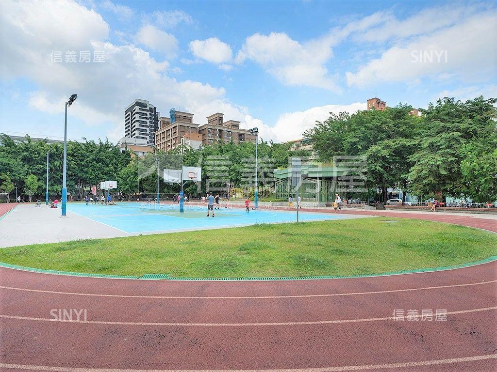 近板橋捷運站電梯三房車位房屋室內格局與周邊環境
