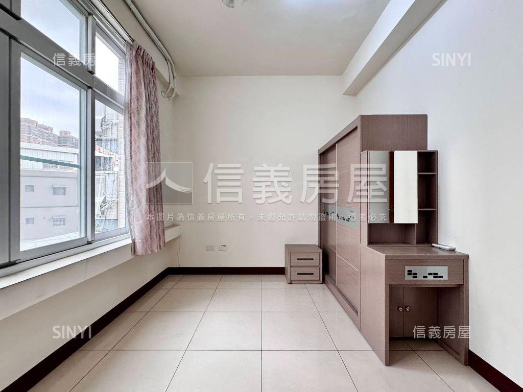 近鼎山家樂福三樓透天房屋室內格局與周邊環境