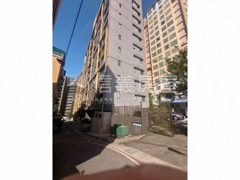 隱於碧潭畔，透天享靜生活房屋室內格局與周邊環境