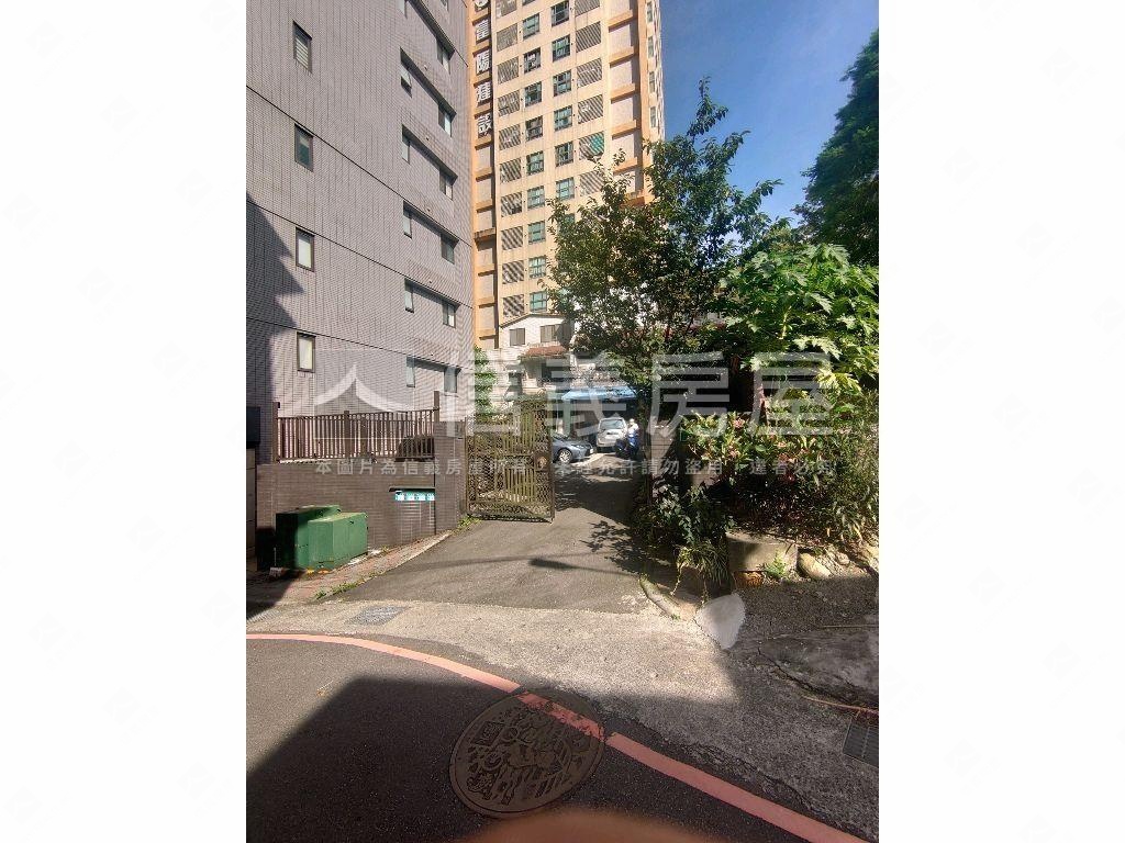 隱於碧潭畔，透天享靜生活房屋室內格局與周邊環境