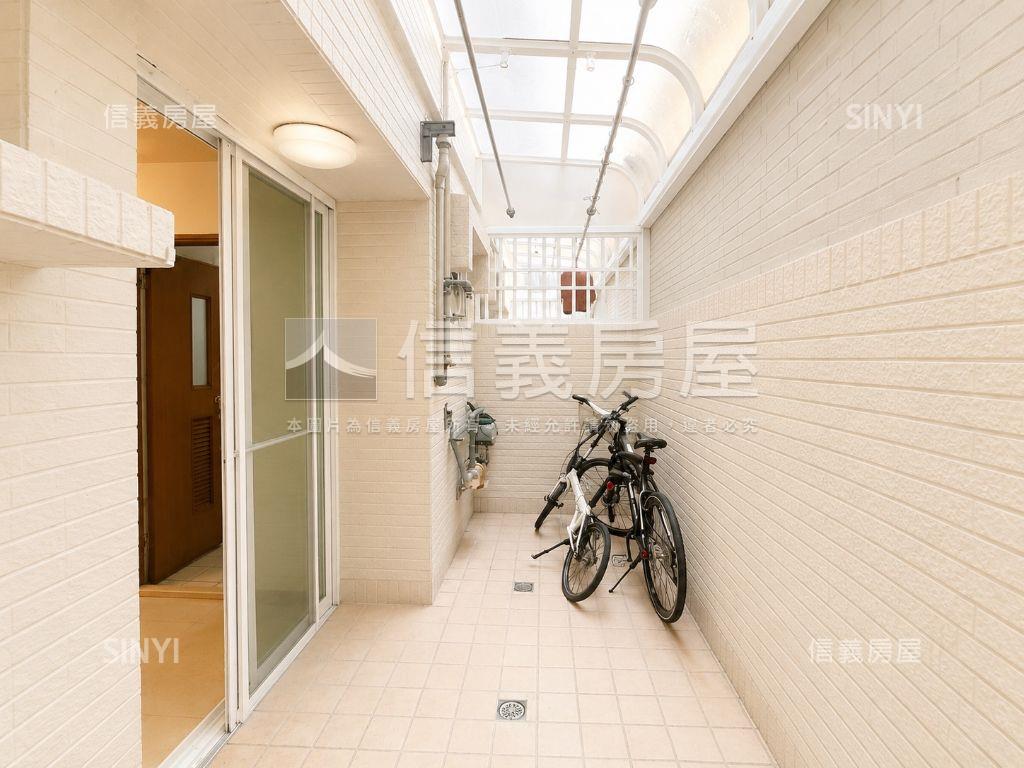 超稀有！捷運旁社區車墅房屋室內格局與周邊環境