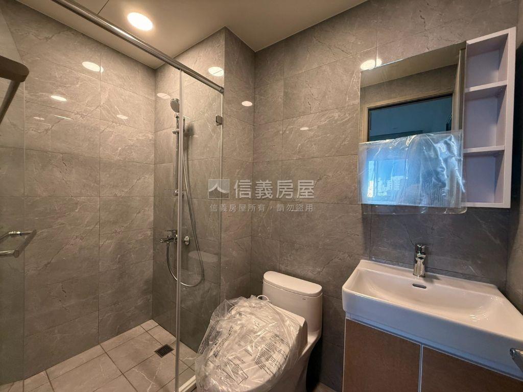 昂峰惟美美裝潢兩房兩衛房屋室內格局與周邊環境