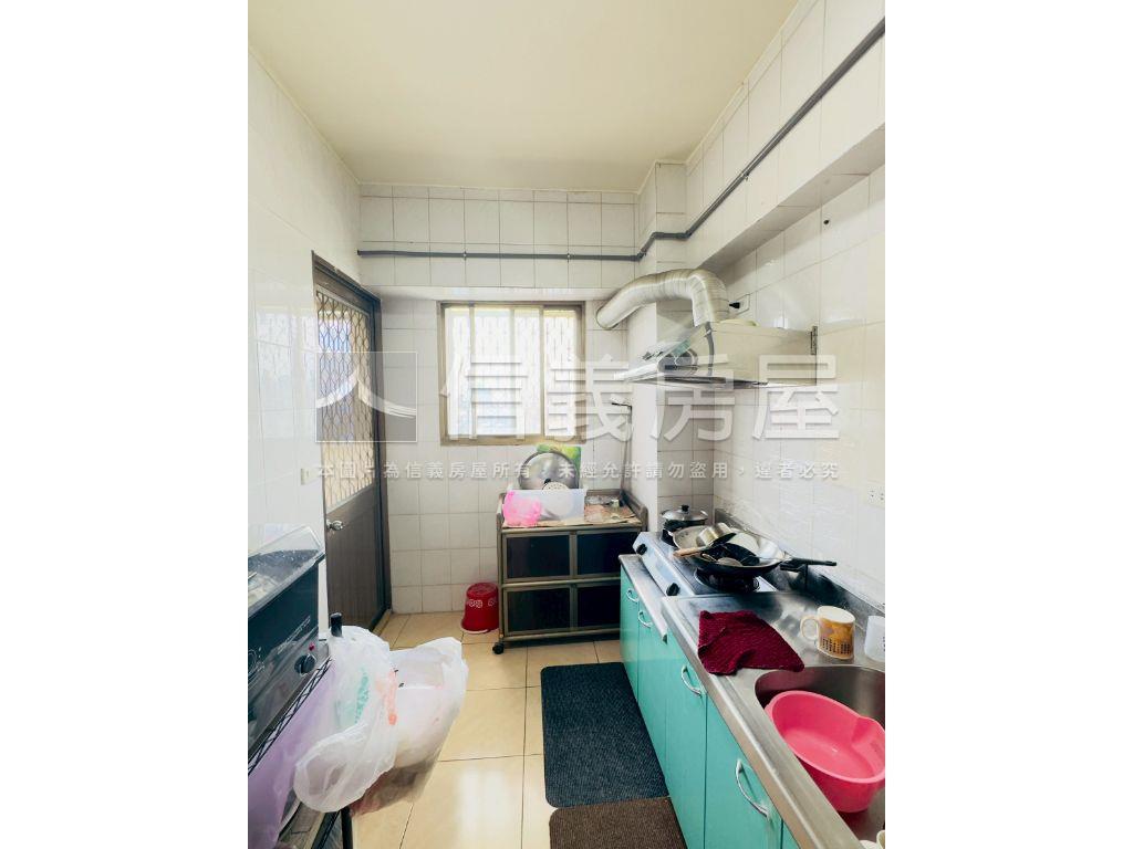歐洲陛廈大樓中高樓三房房屋室內格局與周邊環境
