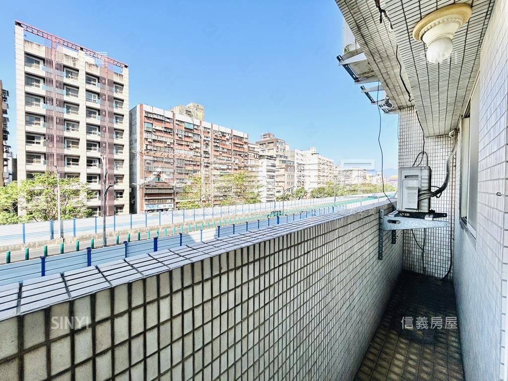 中山國小捷運電梯三房房屋室內格局與周邊環境