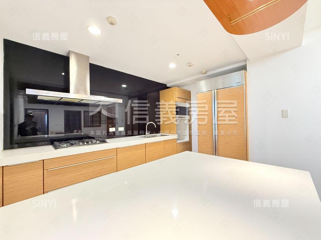 世紀之頂視野四房雙平車位房屋室內格局與周邊環境