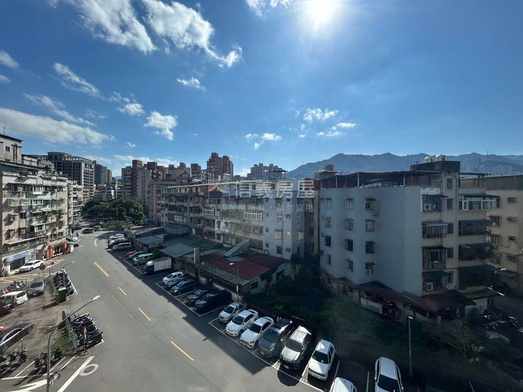 捷運年代邊間美三房房屋室內格局與周邊環境