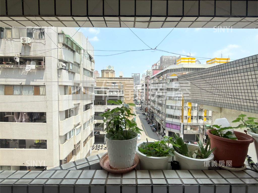 近捷運平面車位採光三房房屋室內格局與周邊環境