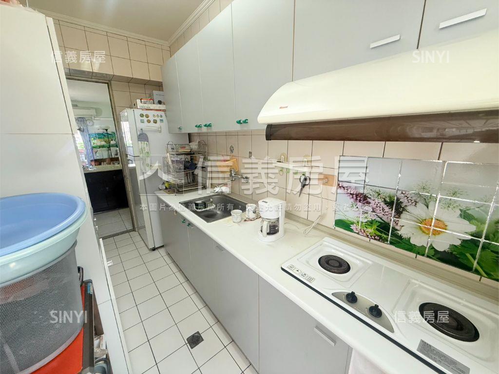 近捷運平面車位採光三房房屋室內格局與周邊環境