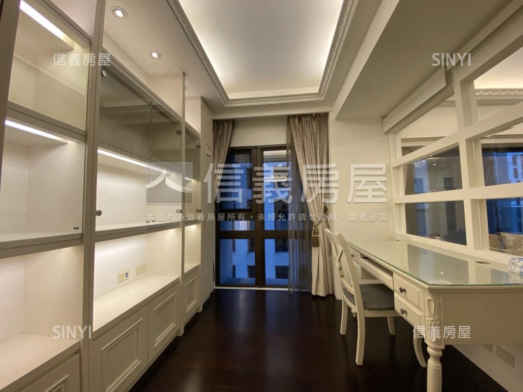 副都心新富邑高樓坡平車位房屋室內格局與周邊環境