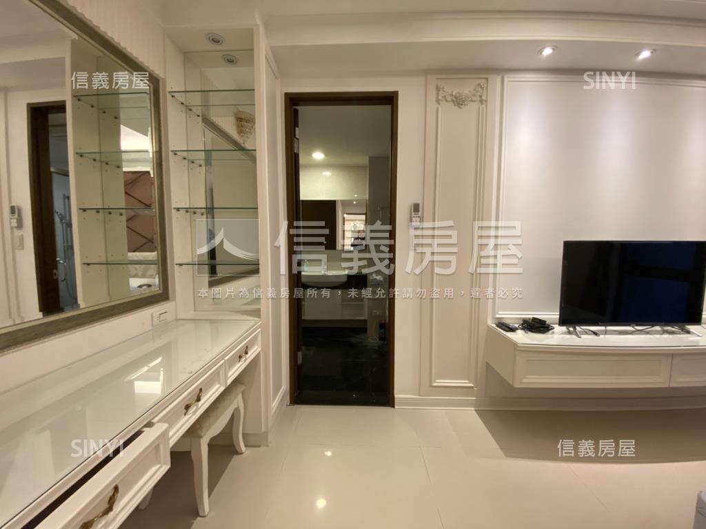 副都心新富邑高樓坡平車位房屋室內格局與周邊環境