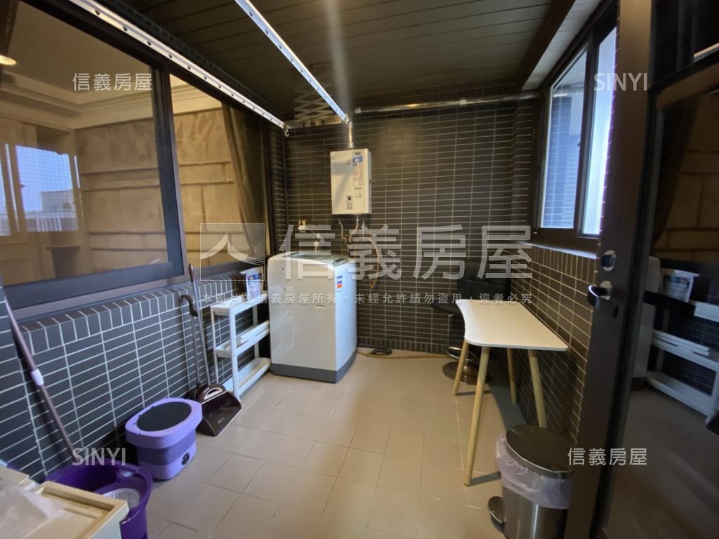 副都心新富邑高樓坡平車位房屋室內格局與周邊環境