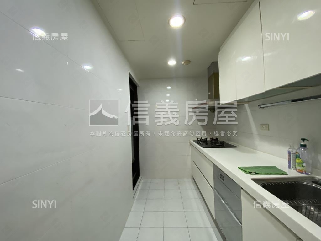 副都心新富邑高樓坡平車位房屋室內格局與周邊環境