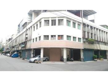 近車站三角窗店面