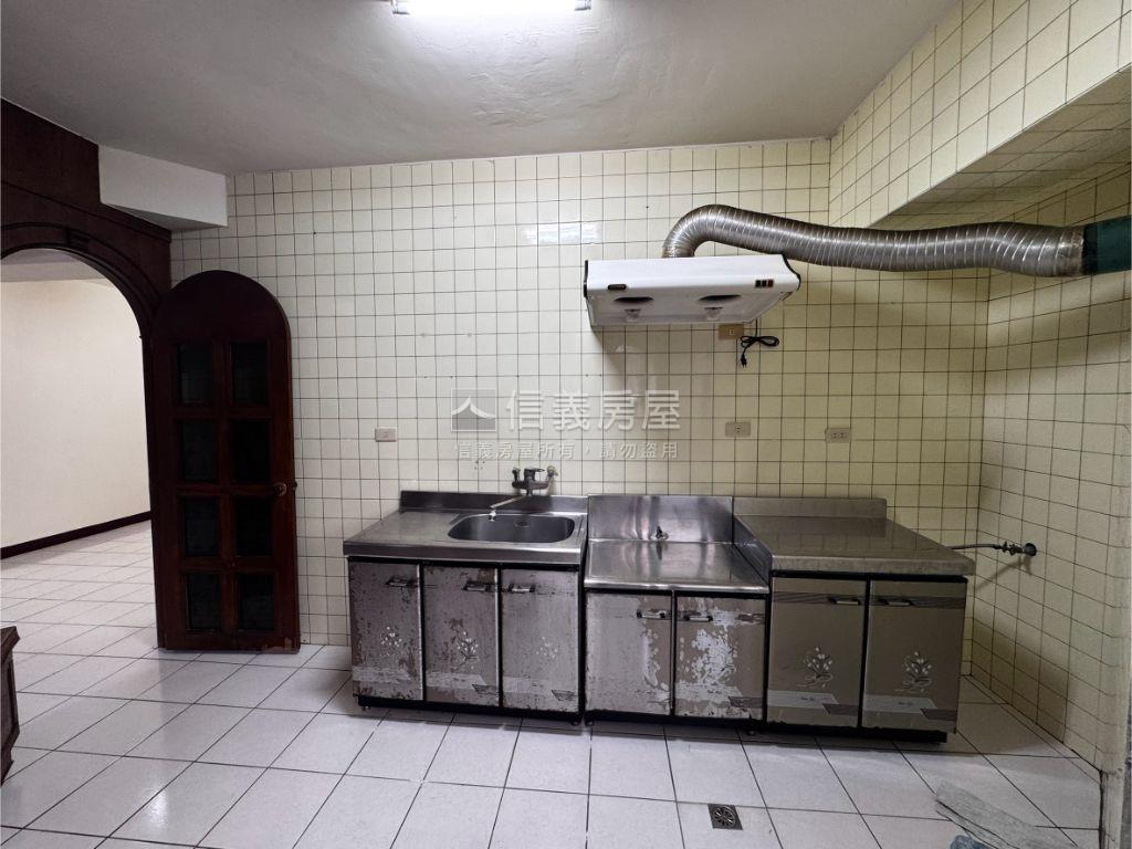 中國醫旁美德街二樓美寓房屋室內格局與周邊環境