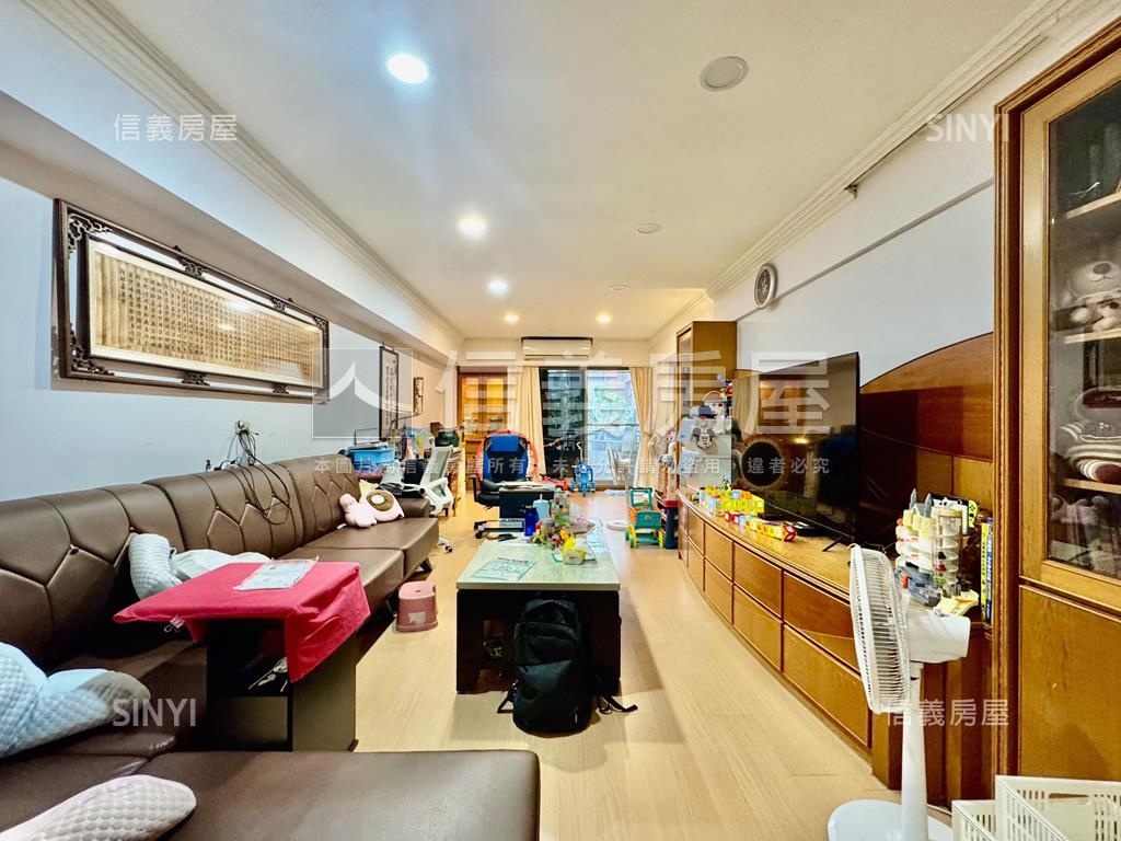 電梯更新邊間三房兩衛房屋室內格局與周邊環境