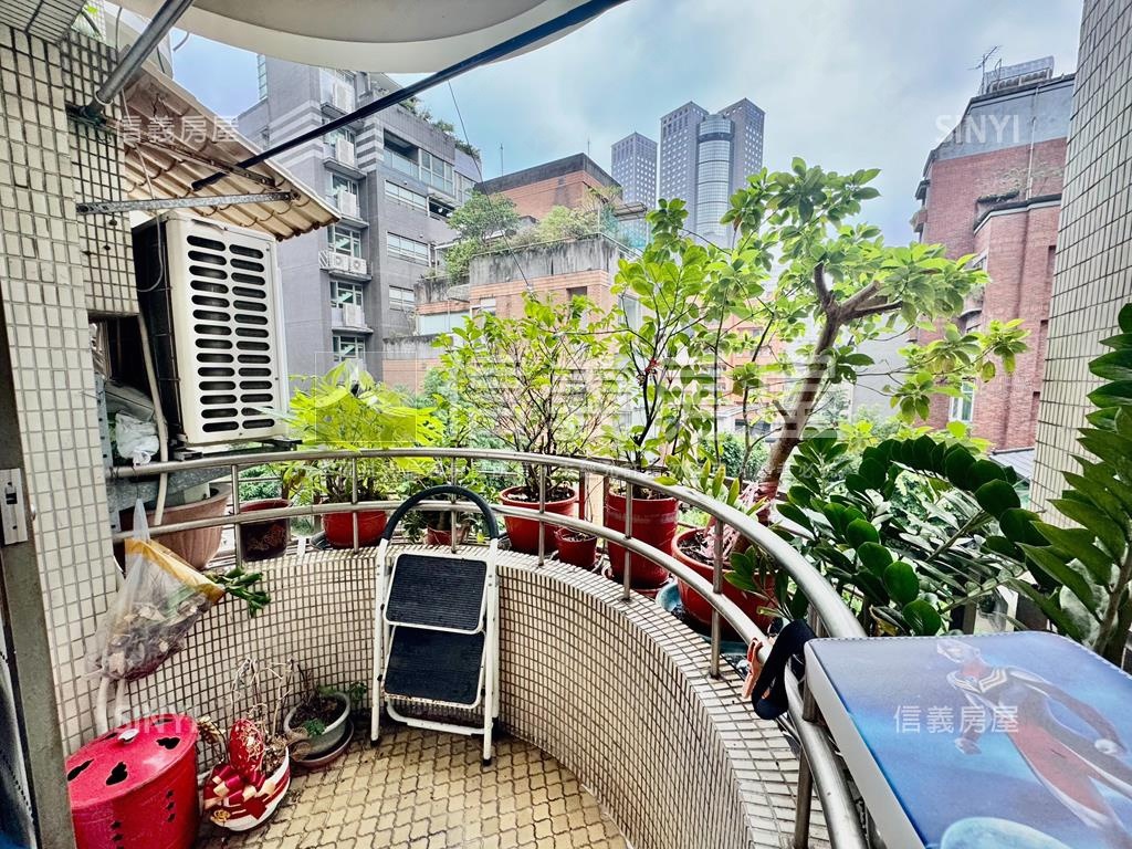 電梯更新邊間三房兩衛房屋室內格局與周邊環境