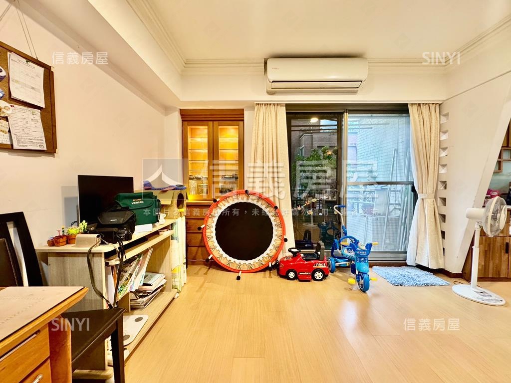 電梯更新邊間三房兩衛房屋室內格局與周邊環境