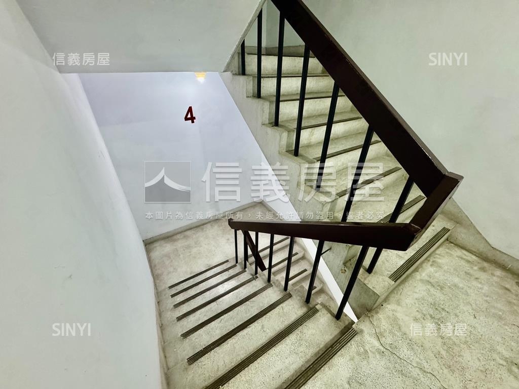 電梯更新邊間三房兩衛房屋室內格局與周邊環境