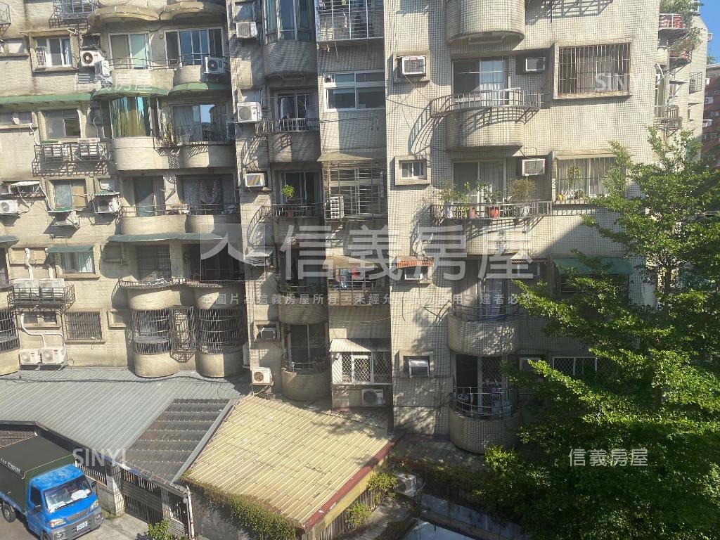 電梯更新邊間三房兩衛房屋室內格局與周邊環境