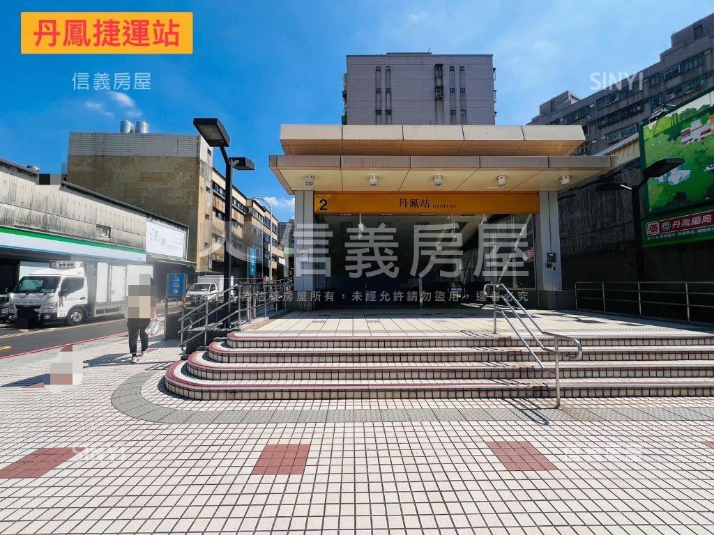 專任近捷運黃金三角窗店面房屋室內格局與周邊環境