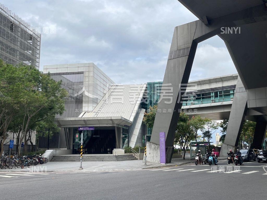 專任近捷運黃金三角窗店面房屋室內格局與周邊環境