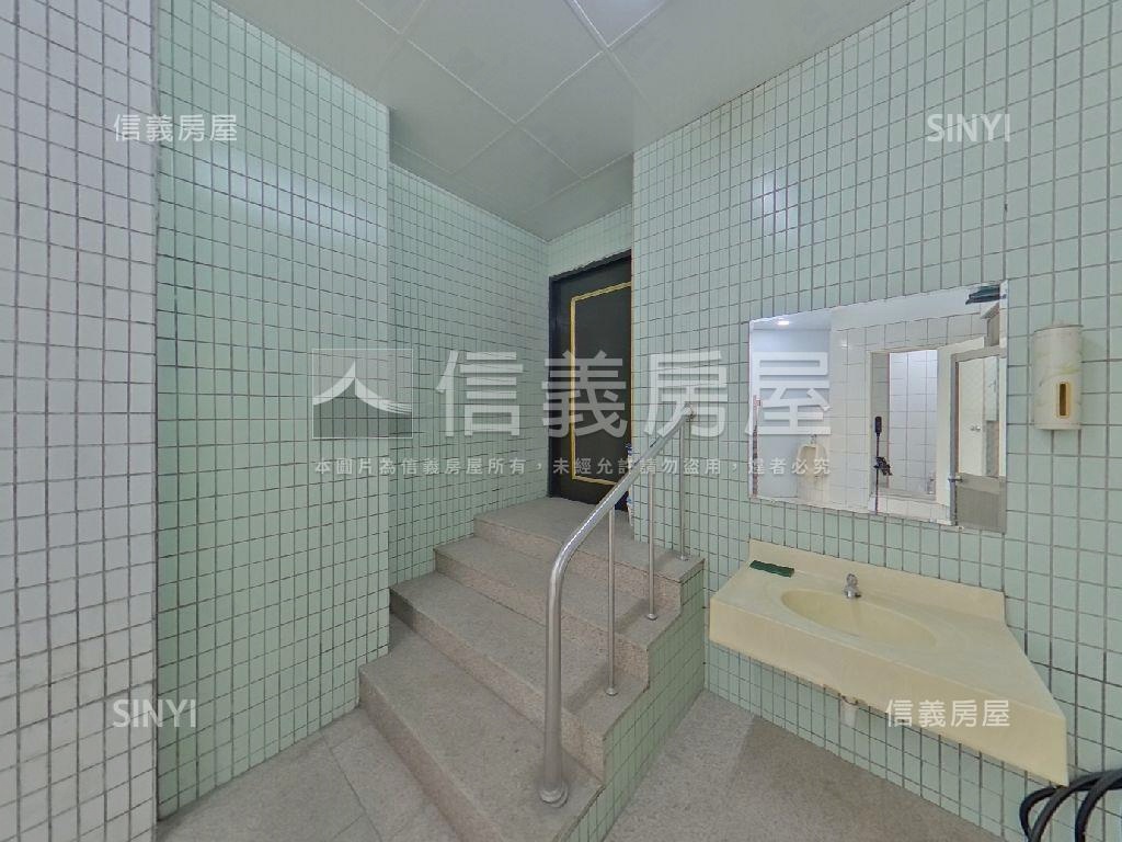 東區大面寬霸氣金店面房屋室內格局與周邊環境