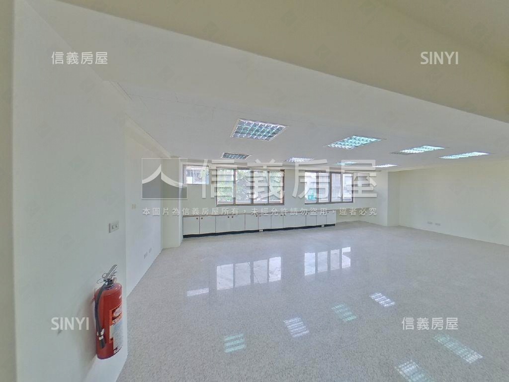 東區大面寬霸氣金店面房屋室內格局與周邊環境