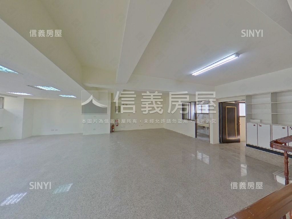 東區大面寬霸氣金店面房屋室內格局與周邊環境